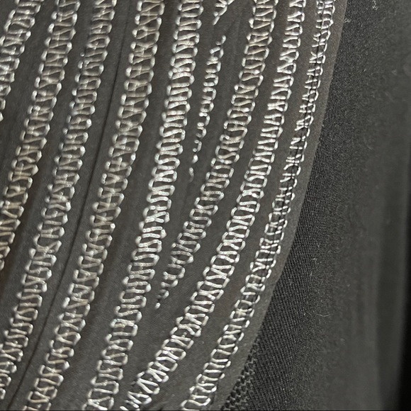 CABLE & GAUGE - Black blouse with unique & intricate silver design, flowy, sz 1X - Picture 7 of 9